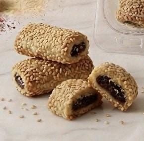 Delicate buttery pastry wrapped around a rich, naturally sweet date filling and finished with a generous coating of toasted sesame seeds. With their tender texture and nutty crunch, these Mediterranean-inspired cookies pair beautifully with coffee or espresso